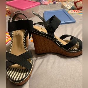 NWOT e scape by David Charles sz 6.5 black & white wedge